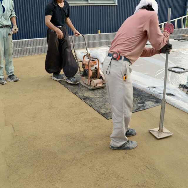 外構工事を行う職人たち
